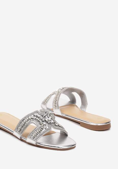 Srebrne Klapki na Płaskiej Podeszwie Wykończone Cyrkoniami i Metalowymi Elementami Sanesstia