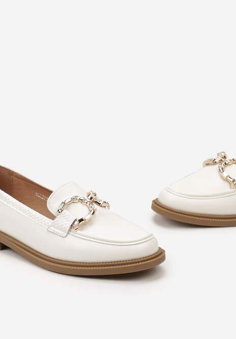 Białe Mokasyny z Ozdobnym Tłoczeniem i Aplikacją z Mieniących się Kamieni Berxia