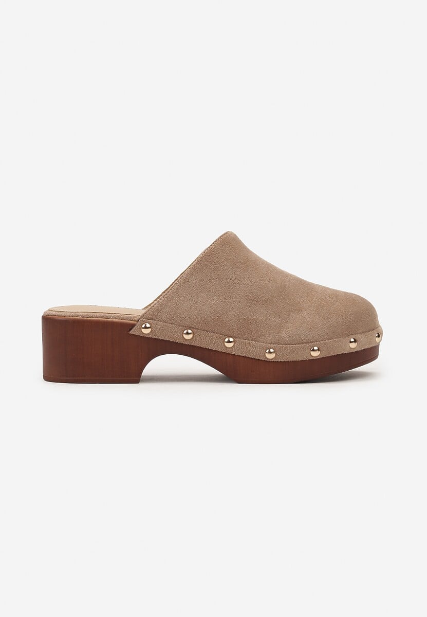 Ciemnobeżowe Klapki Typu Drewniaki z Nitami i Płaskim Obcasem Nerai