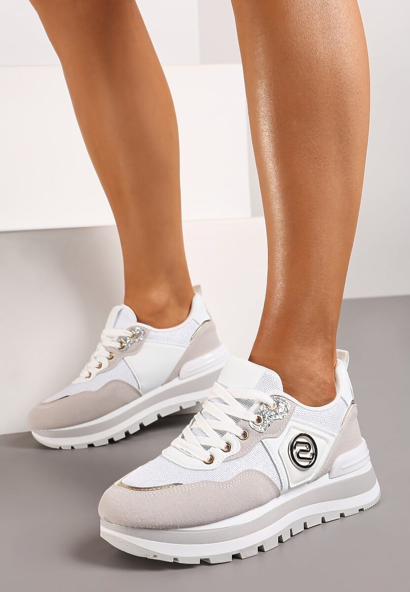 Biało-Beżowe Sneakersy z Ekoskóry ze Sznurowaniami i Ozdobną Aplikacją Jatina
