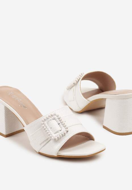 Białe Klapki na Słupku Ozdobione Klamrą Sepaviae