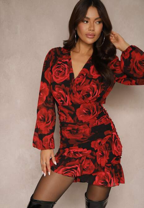 Czerwono-Czarna Marszczona Sukienka o Kopertowym Kroju z Falbankami Zdobiona Wzorem w Róże Cealira
