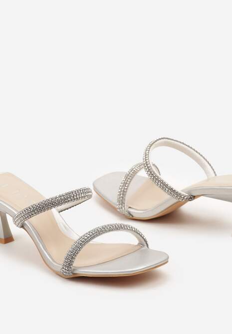Srebrne Klapki na Obcasie Typu Klepsydra z Cyrkoniami Tuminia