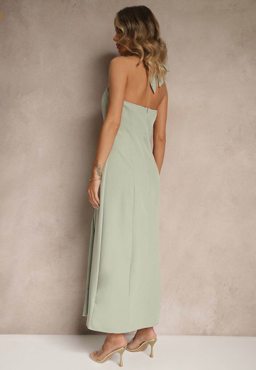 Jasnozielona Sukienka z Wiskozą z Dekoltem Halter i Ozdobną Broszką Naliannae