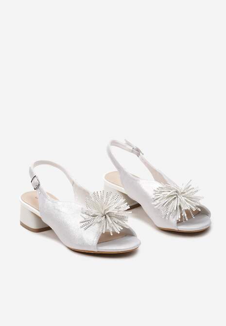 Białe Sandały Vices na Słupku ze Skórzaną Wkładką z Pomponem i Cyrkoniami Tiraga