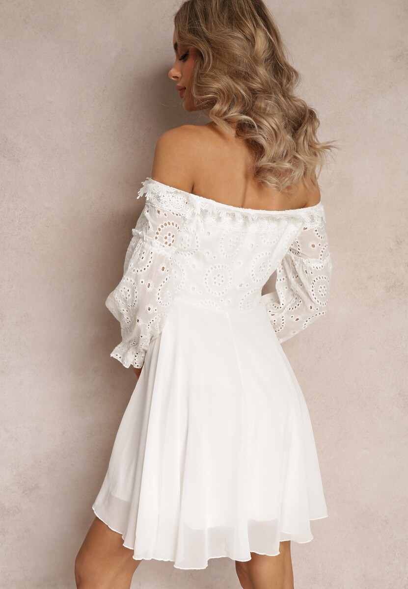 Biała Sukienka z Rękawami 7/8 i Ozdobną Koronką Cascantha