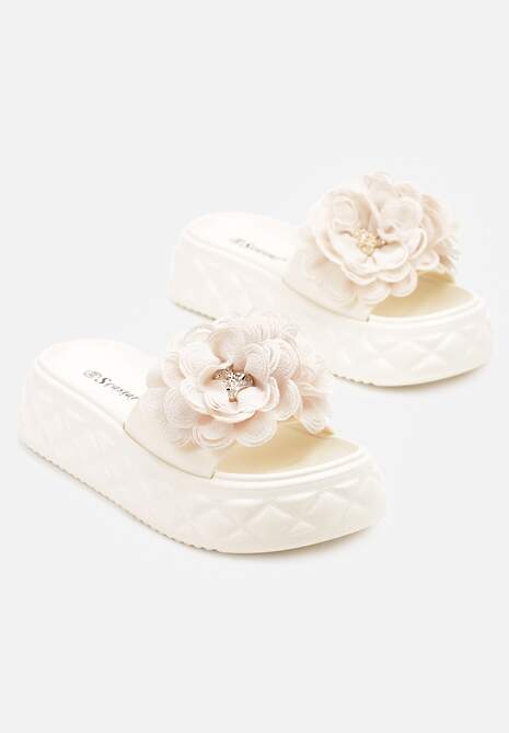 Beżowe Klapki na Platformie z Pikowaniem i Kwiatową Aplikacją 3D Sananira