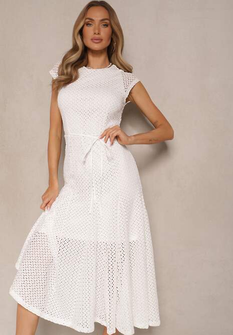 Biała Ażurowa Sukienka o Rozkloszowanym Kroju Ozdobiona Paskiem Galorena