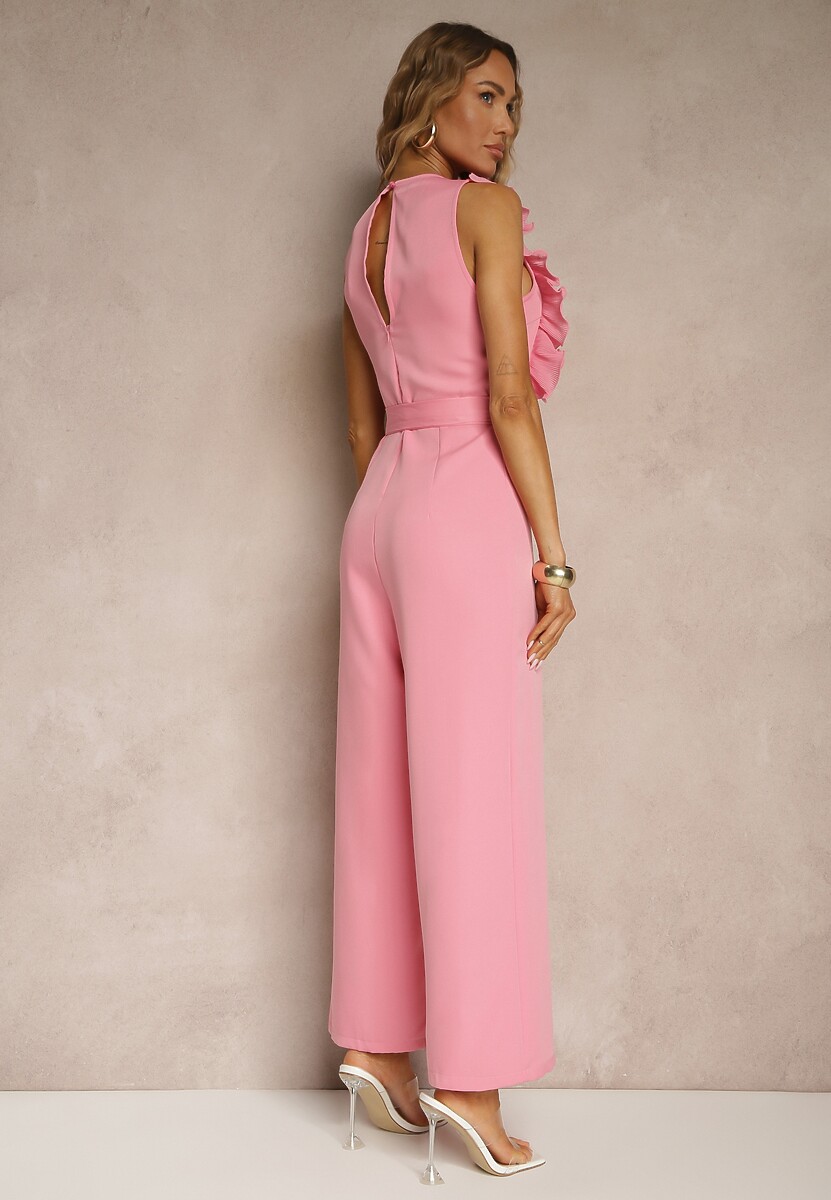 Różowy Kombinezon Koktajlowy z Żabotem Materiałowym Paskiem i Szerokimi Nogawkami Venelsea