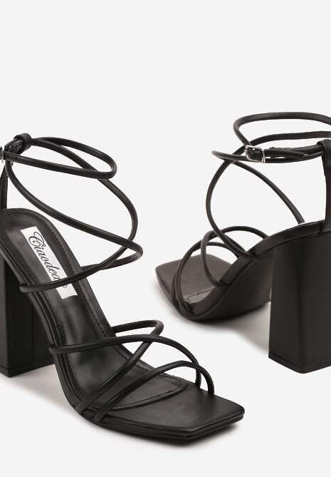 Czarne Sandały na Słupku Ozdobione Kwadratowym Noskiem Nilusca
