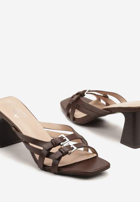 Ciemnobrązowe Klapki na Słupku Ozdobione Klamrami i Paskami Yasfia