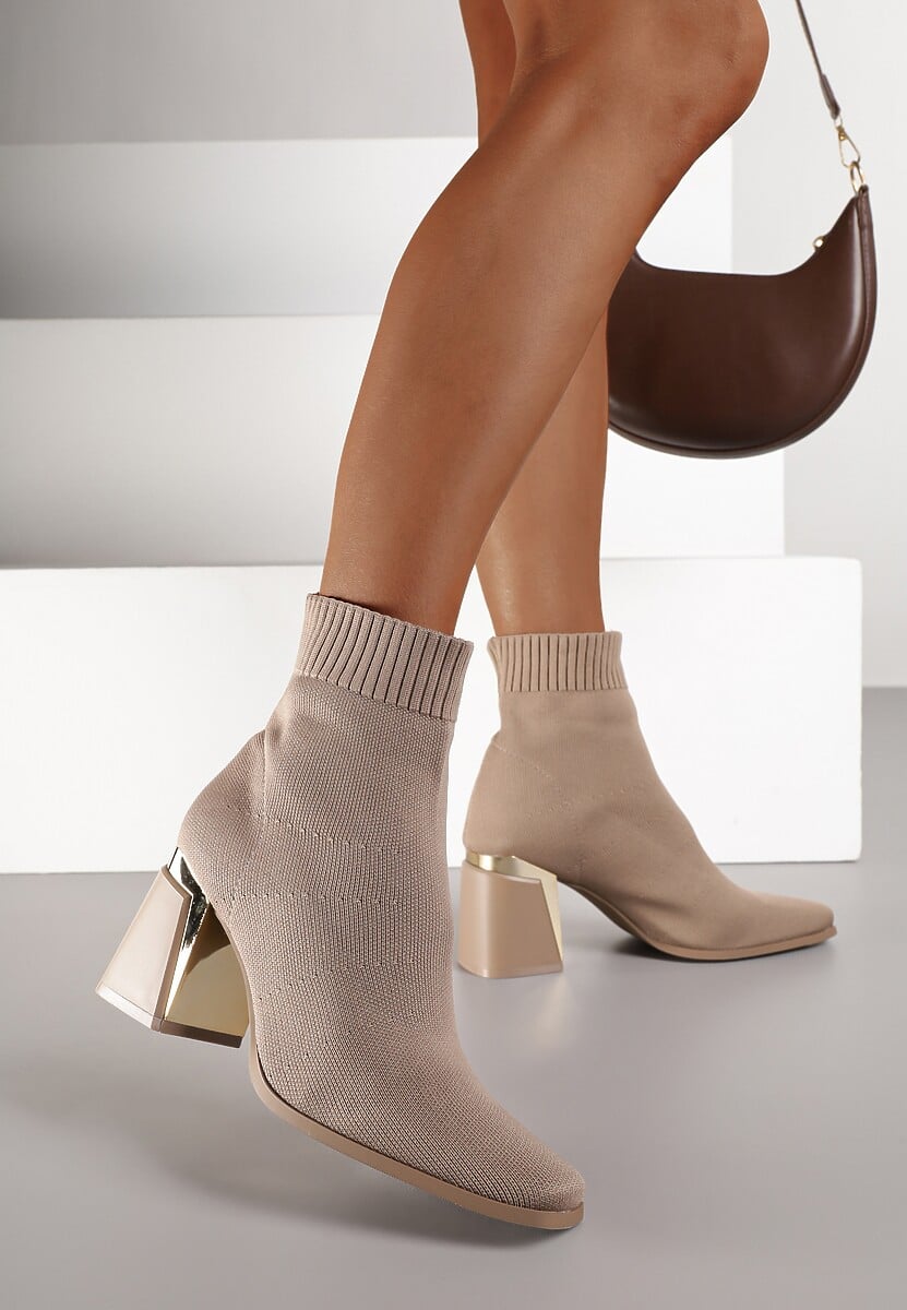 Ciemnobeżowe Botki na Słupku z Elastyczną Cholewką i Metaliczną Aplikacją Zarimere