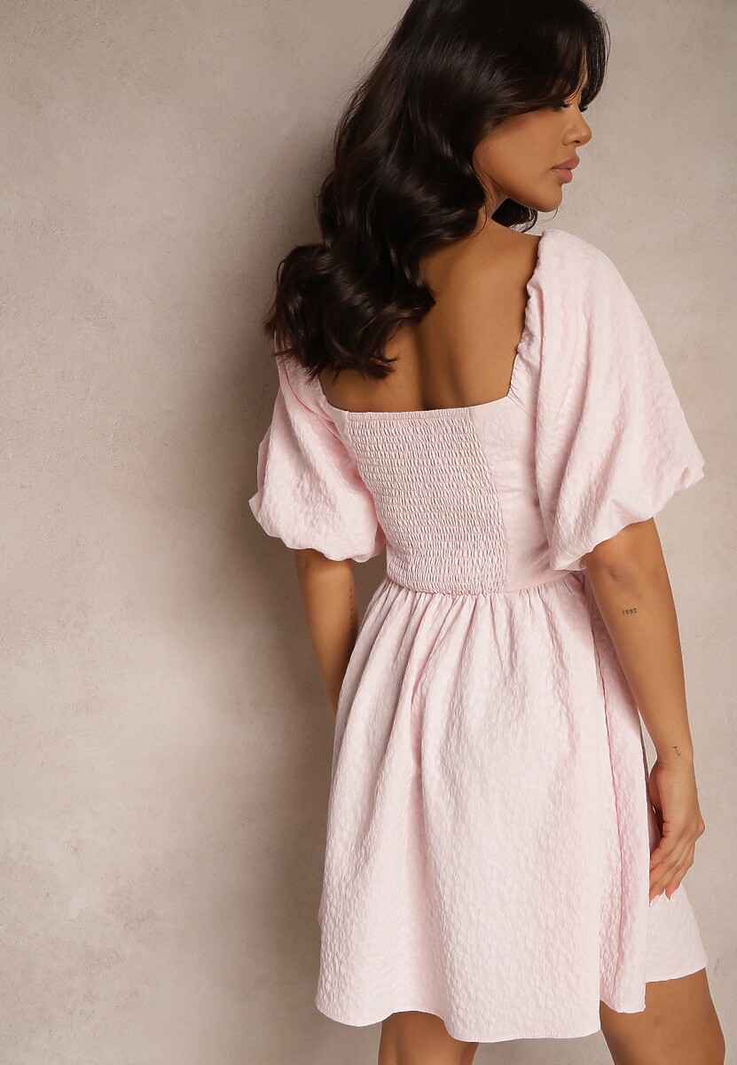 Różowa Rozkloszowana Sukienka z Elastyczną Górą i Bufkami na Ramionach Velzemia