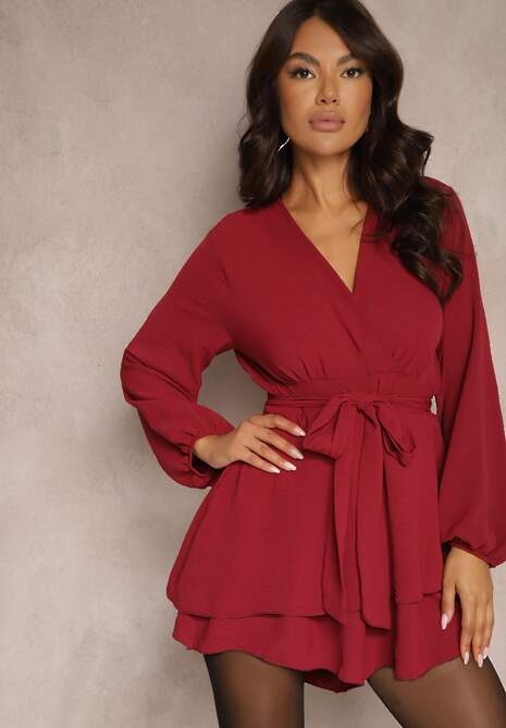 Bordowa Rozkloszowana Sukienka Kombinezon z Kopertowym Dekoltem i Falbanką Vomitta