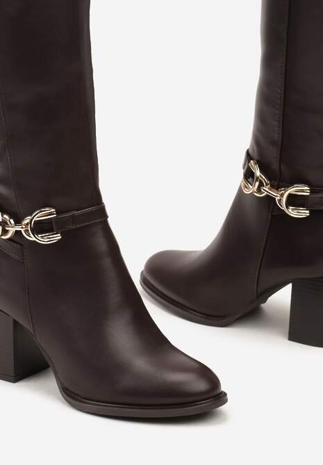 Brązowe Kozaki na Słupkowym Obcasie Zdobione Metalową Aplikacją przy Cholewce Resiona