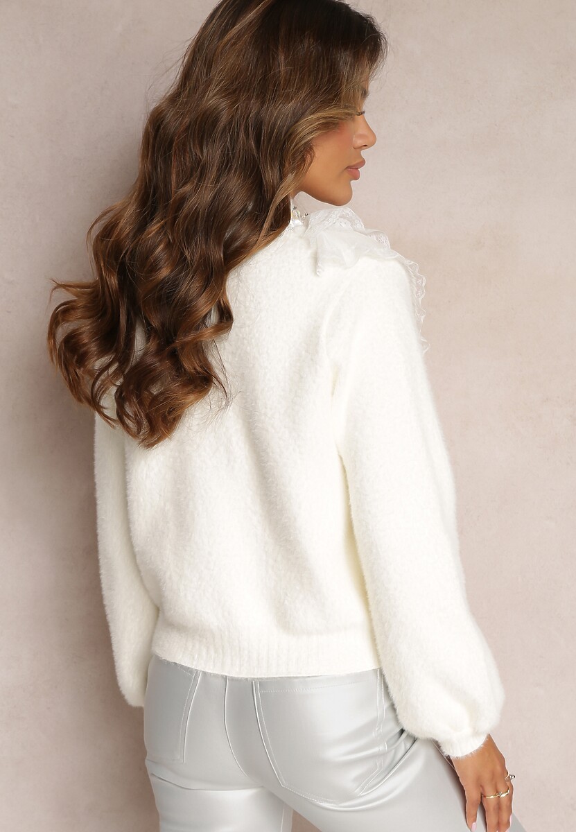 Biały Kardigan z Puchatej Dzianiny z Falbankami i Naszywkami Ashlese