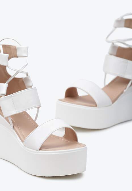 Białe Sandały na Koturnie z Wiązaniem wokół Łydki Scadira