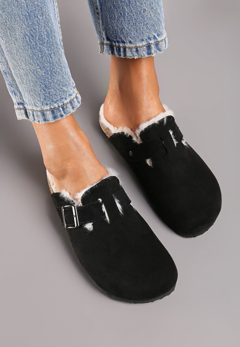 Czarne Kapcie z Imitacji Zamszu na Korkowej Podeszwie z Ozdobną Klamrą Riaseth