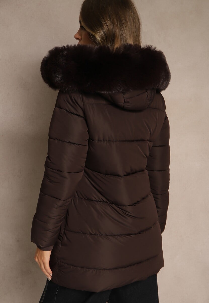 Brązowa Kurtka z Pikowanymi Przeszyciami i Kapturem z Futrem Anindrie