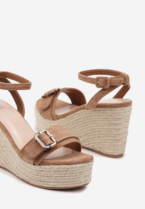 Brązowe Sandały na Koturnie z Plecionki z Metaliczną Aplikacją Saliris