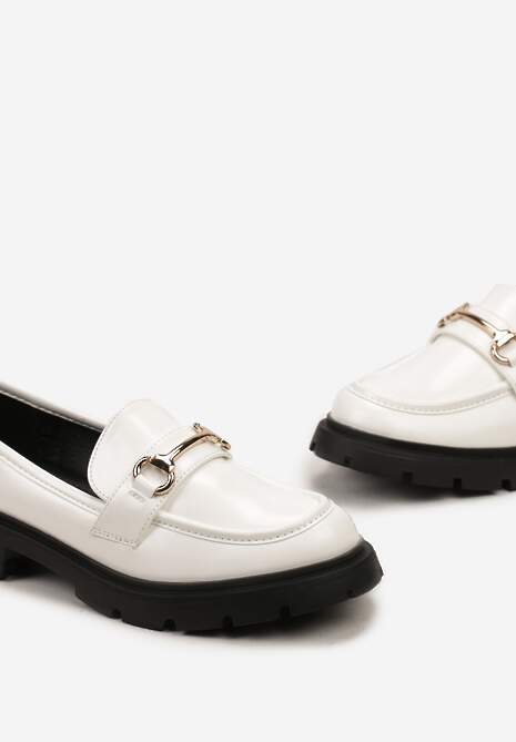 Białe Mokasyny z Lakierowaną Cholewką Ozdobione Klamrą Lifarissa