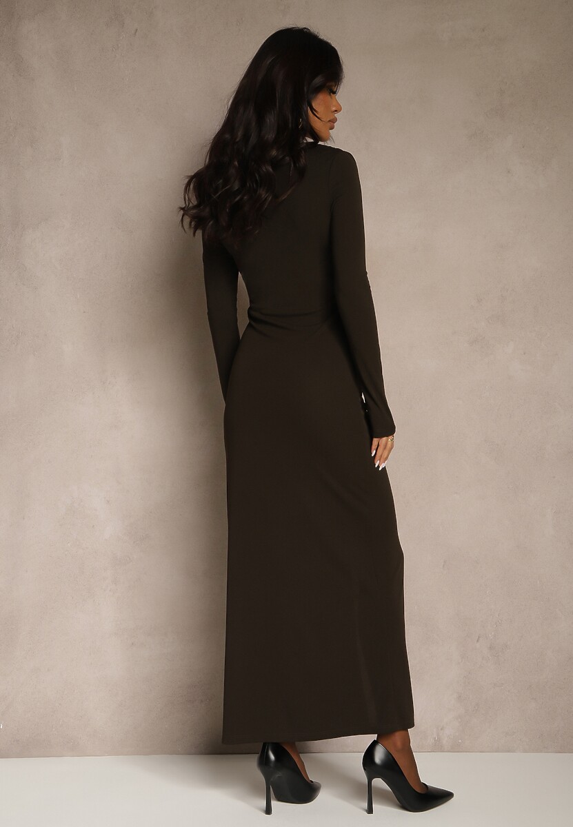 Brązowa Elegancka Sukienka Zdobiona Marszczeniem i Metaliczną Aplikacją Raselia