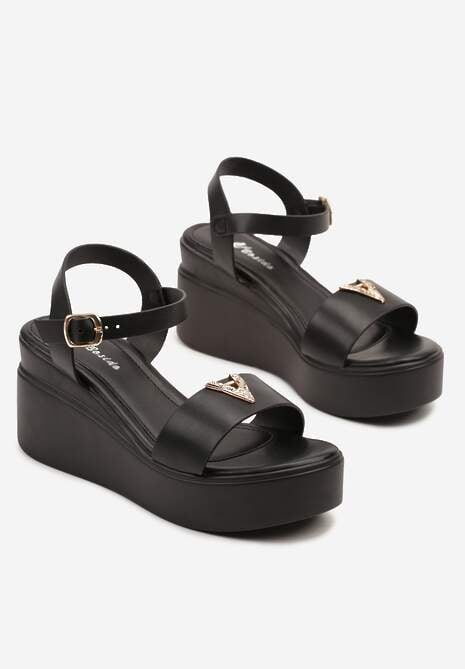 Czarne Sandały na Koturnie Ozdobione Metalową Aplikacją Galivenna