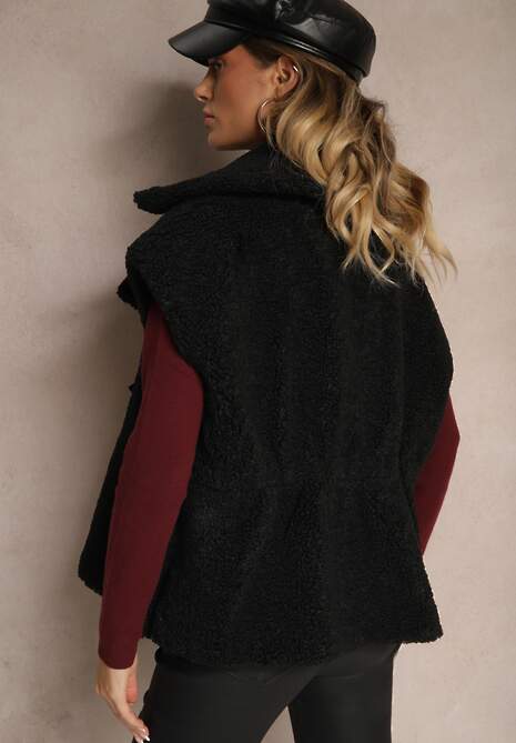Czarna Kamizelka z Barankowego Futerka Zapinana na Klamrę przy Pasku Hetirani