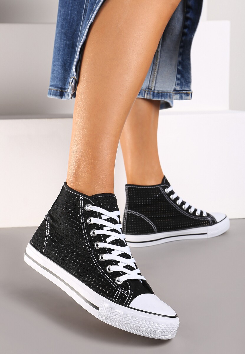 Czarne Płaskie Trampki z Perforacją Yelagia