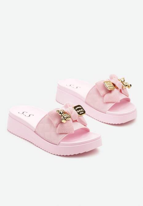 Różowe Klapki na Platformie Ozdobione Pikowaniem Aplikacjami i Kokardą Evelseli