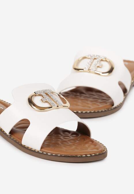 Białe Klapki Ozdobione Cyrkoniami i Metalową Aplikacją Mitioria