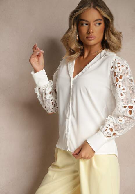 Biała Koszula z Eleganckimi Rękawami Ozdobionymi Ażurową Koronką Urecca