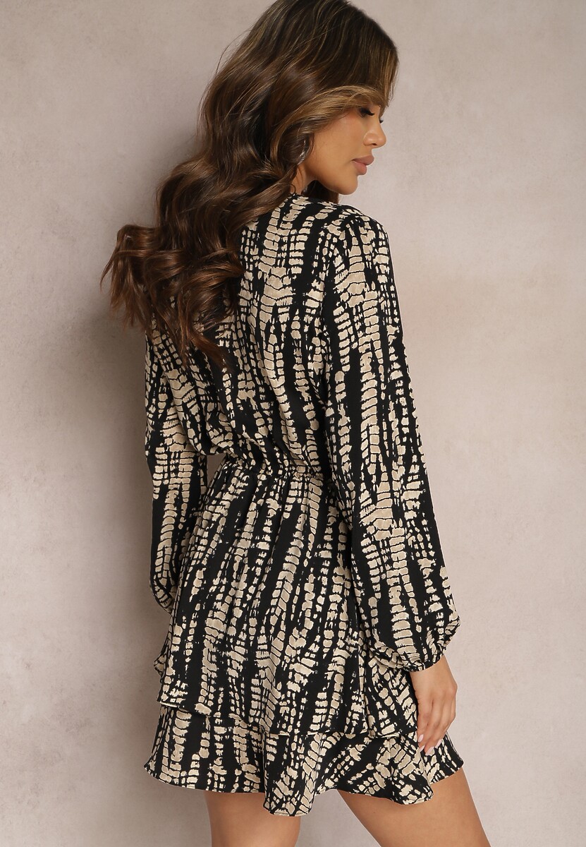 Czarna Mini Sukienka o Kopertowym Fasonie i Princie w Stylu Skóry Węża Pariars
