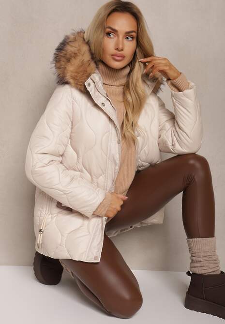 Beżowa Pudełkowa Kurtka z Pikowanymi Przeszyciami i Odpinanym Kapturem z Futrem Liliarna