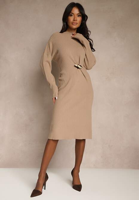 Beżowa Sukienka Sweterkowa z Wiskozą Ozdobiona Metaliczną Broszką Titavea