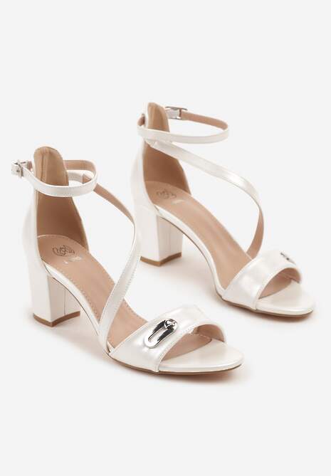 Białe Sandały na Słupku Ozdobione Metaliczną Aplikacją Redauve
