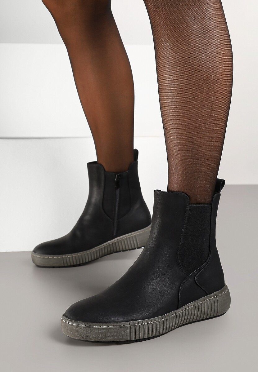 Czarne Botki Sztyblety na Płaskiej Podeszwie Ozdobionej Tłoczeniem Lemitana