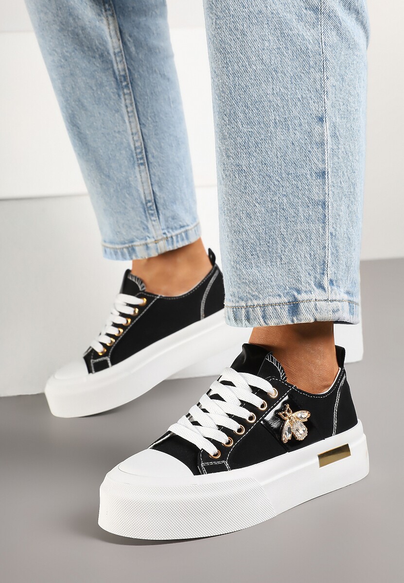 Czarne Trampki na Platformie z Biżuteryjną Aplikacją Gonessa