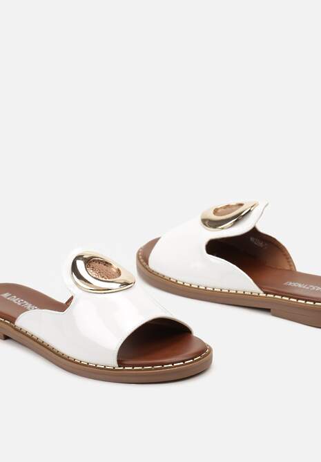 Białe Płaskie Klapki z Asymetrycznym Paskiem i Okrągłą Klamerką Dostaria