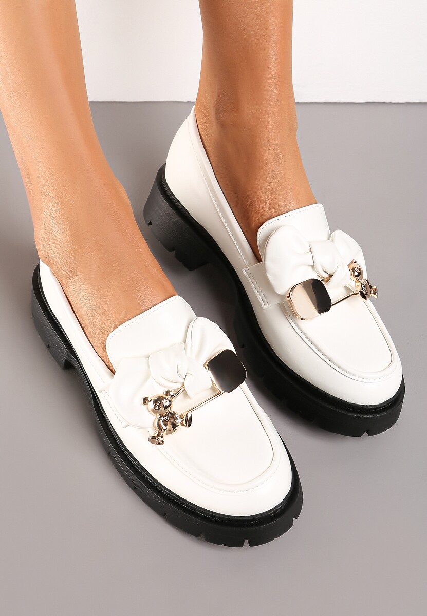 Białe Mokasyny Ozdobione Supełkiem i Klamrą z Misiem Lerati