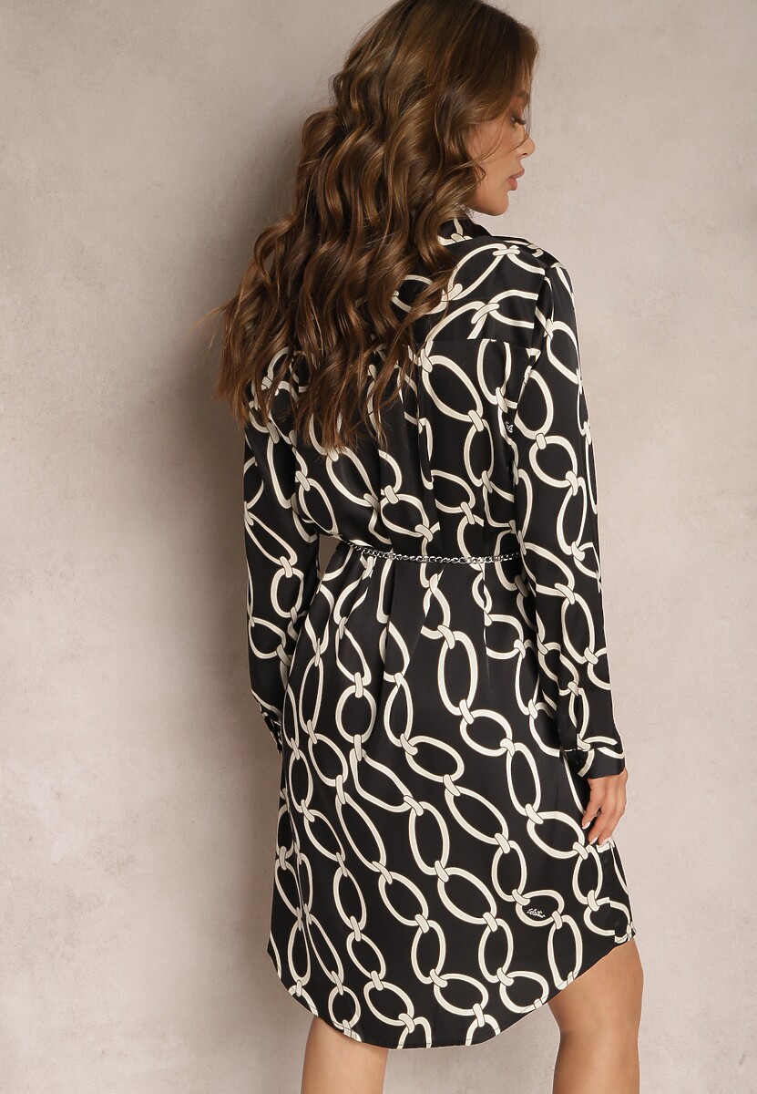 Czarna Satynowa Sukienka Koszulowa w Geometryczny Print z Łańcuszkiem w Miejscu Paska Pastar