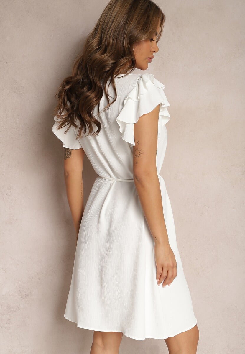 Biała Rozkloszowana Sukienka z Falbankami przy Rękawach Wiązana w Talii Paskiem Rissada