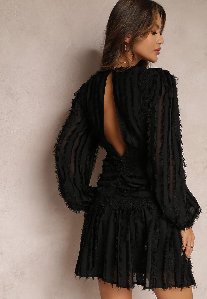 Czarna Sukienka Rozkloszowana z Wystrzępieniem i Koronką Avela