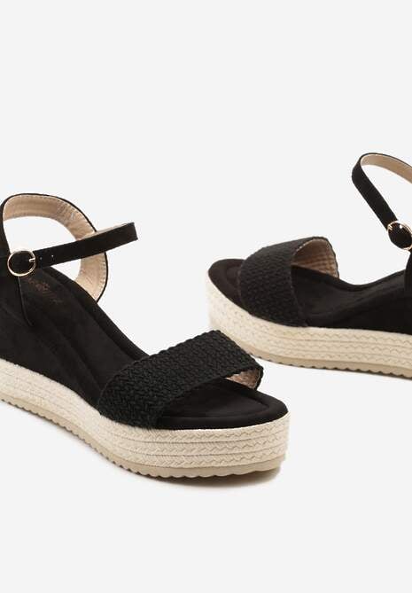 Czarne Sandały na Koturnie Wykończonym Plecionką z Rafii i Zapięciem przy Kostce Kionara