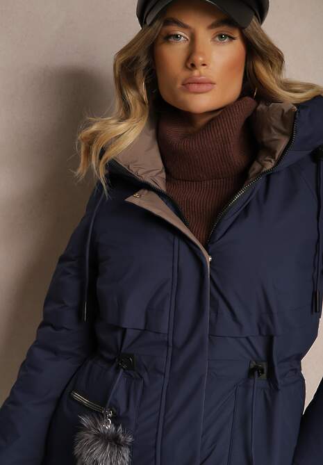Granatowa Kurtka Parka ze Ściągaczami w Talii i Kapturem Zdobiona Zawieszką Zeriena