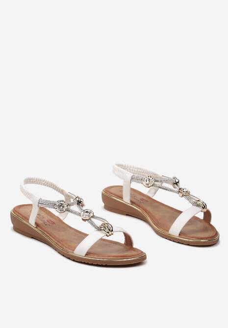 Białe Sandały z Metalową Aplikacją oraz Cyrkoniami Novaress