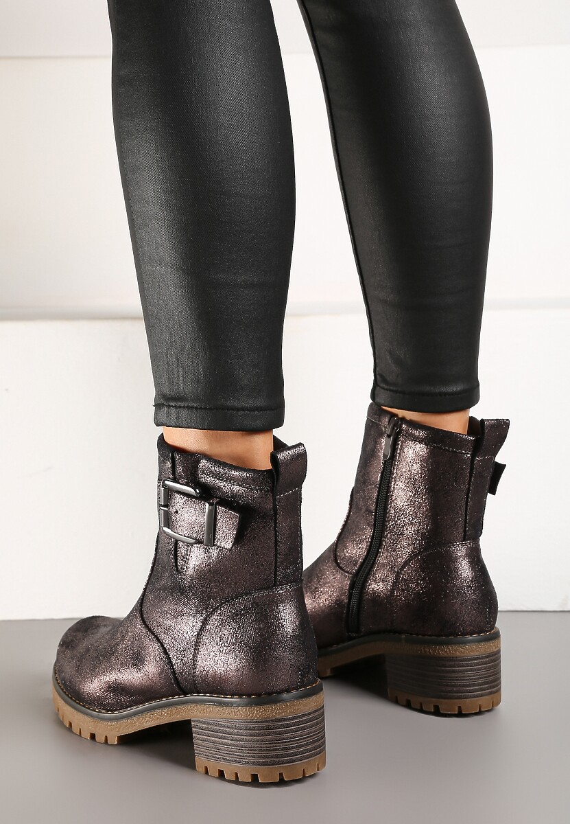 Brązowo-Złote Botki na Obcasie z Metalicznym Połyskiem i Ozdobną Klamerką Besaltia