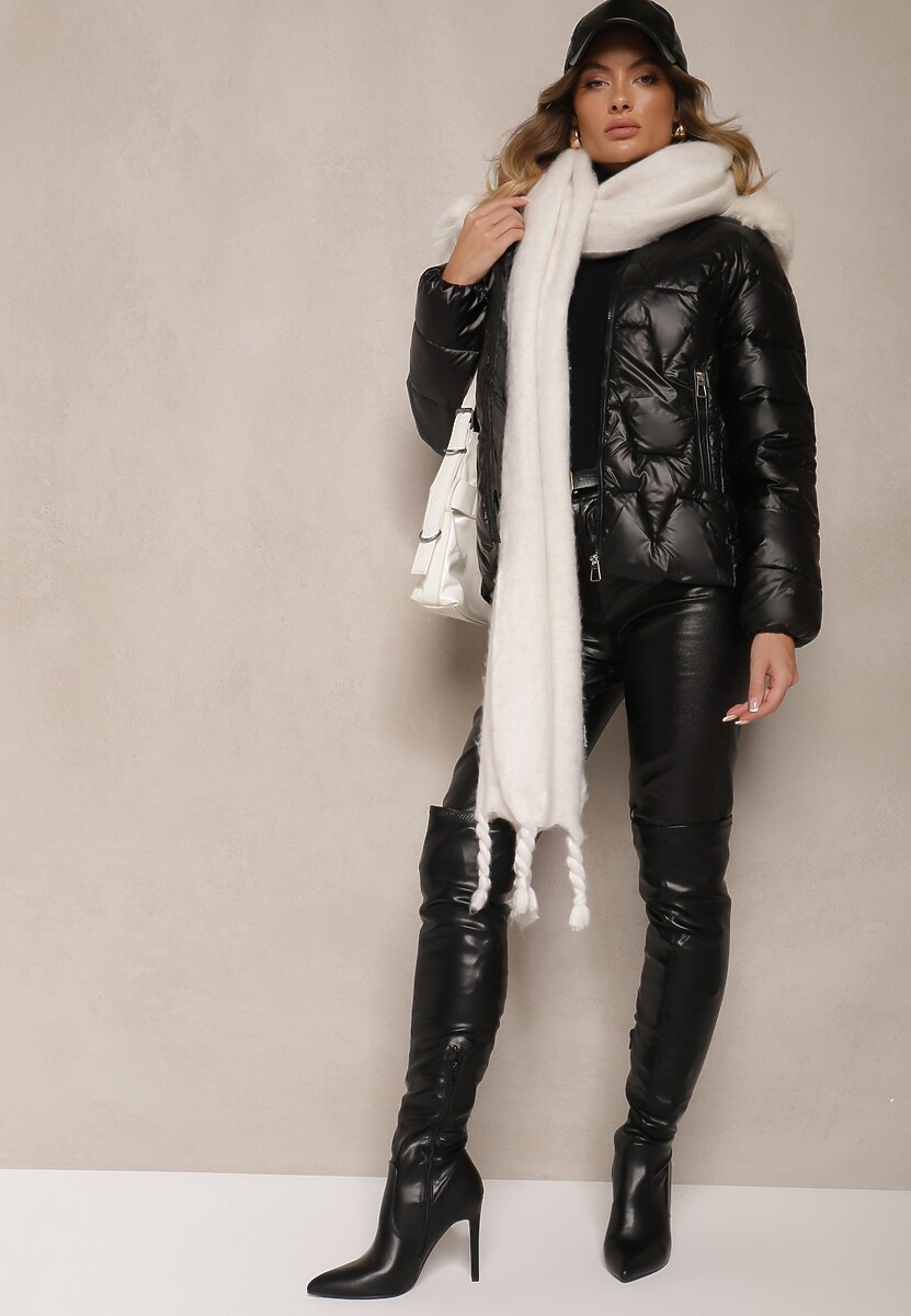 Czarna Pikowana Kurtka z Metalicznym Połyskiem z Kapturem Wykończonym Futrem Ravithrae