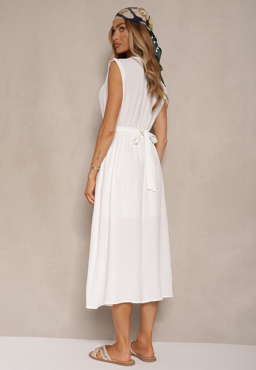 Biała Sukienka o Rozkloszowanym Kroju z Paskiem z Klamrą Meniros