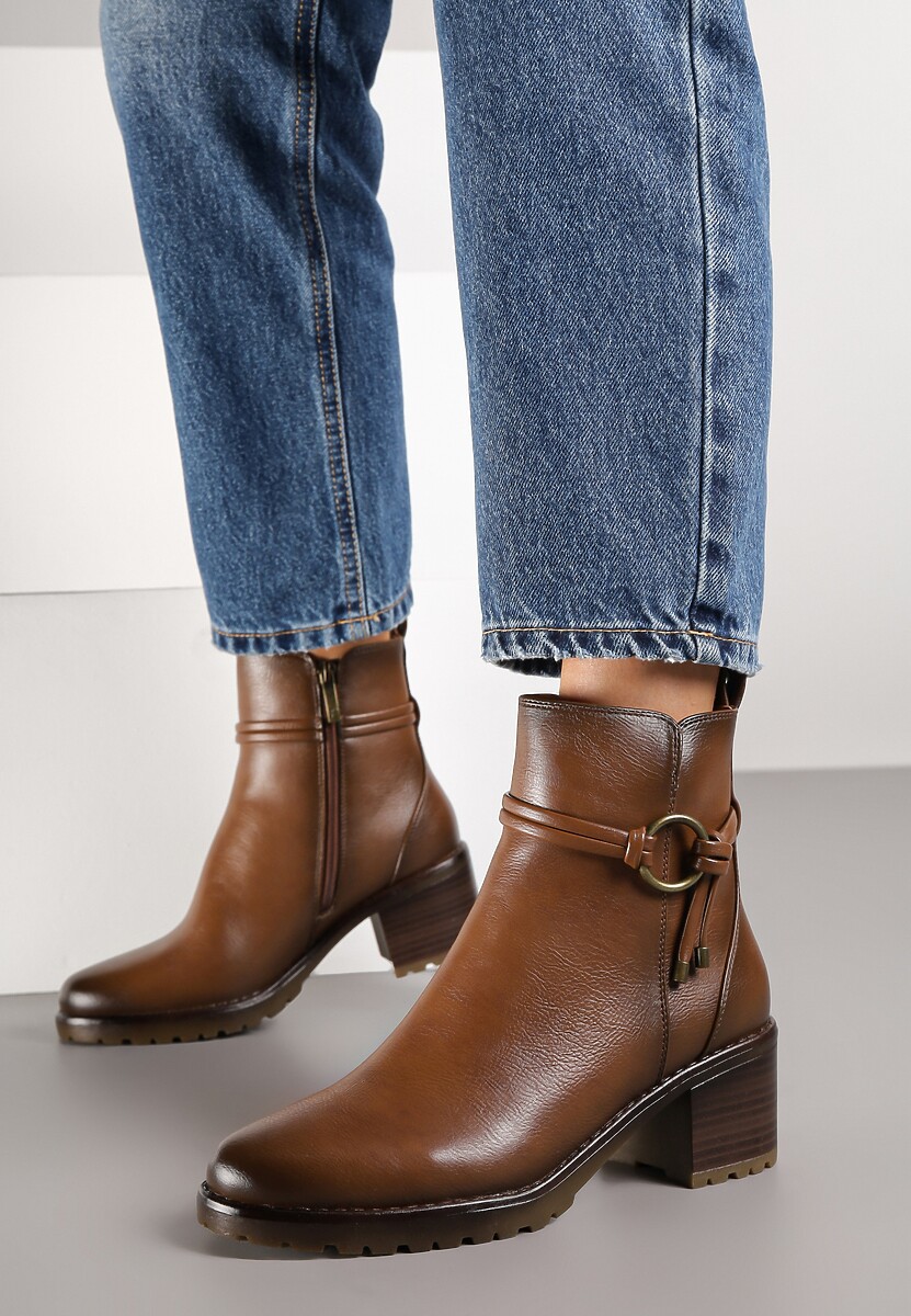 Brązowe Botki na Słupkowym Obcasie Zdobione Aplikacją Tulaviera